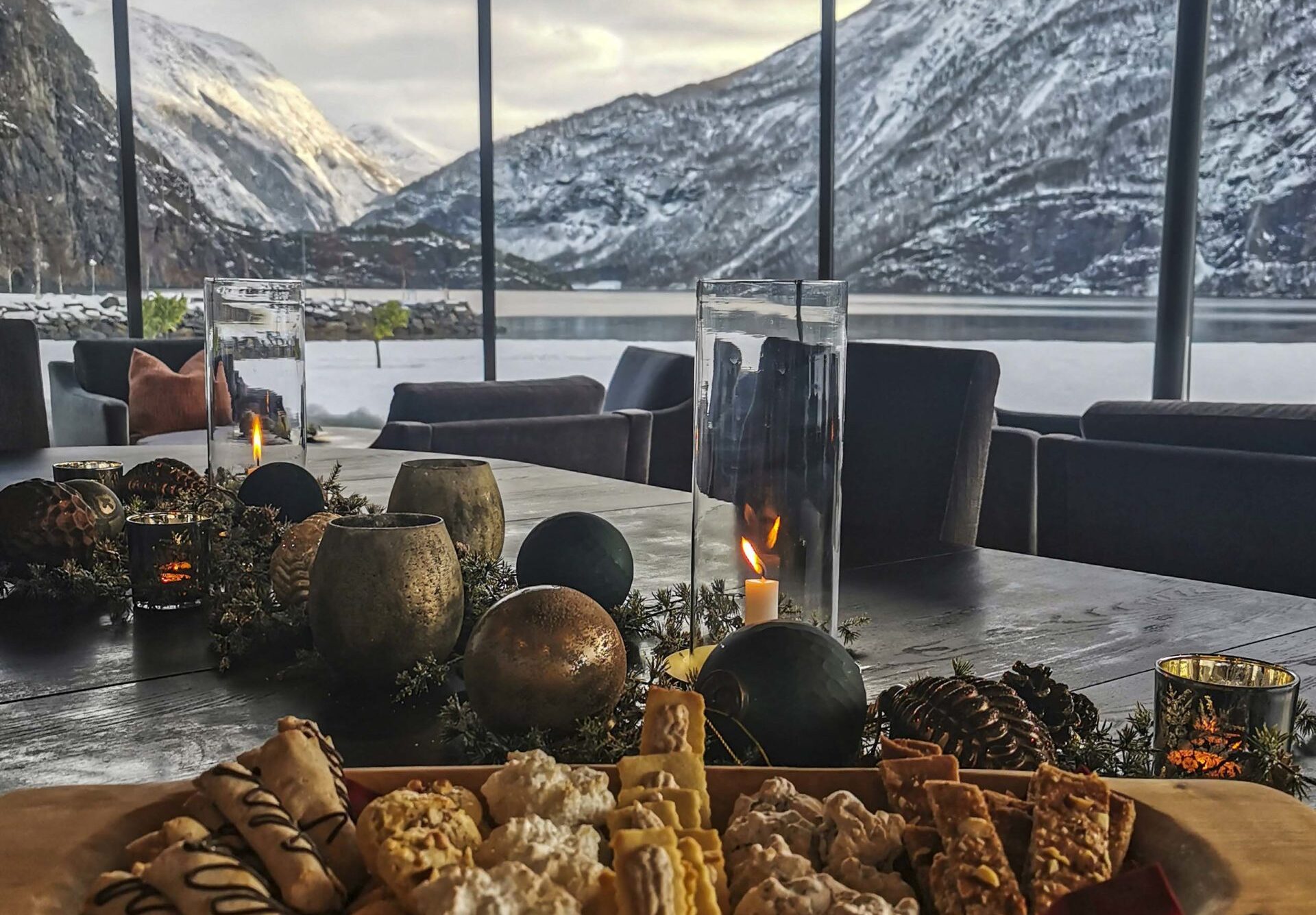 Nydelig utsikt mot fjorden og fjella