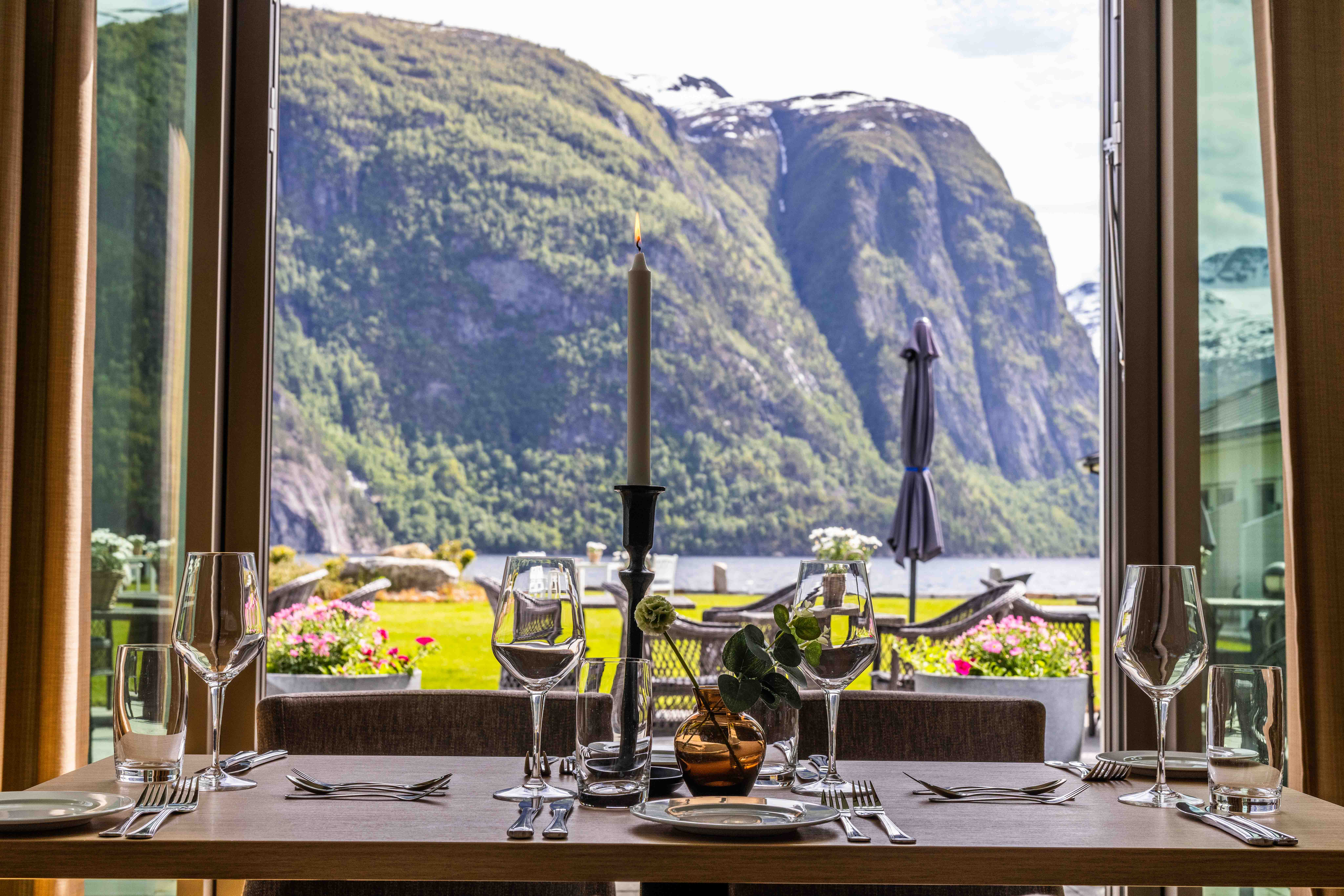 Oppdekt restaurant med utsikt til fjorden.