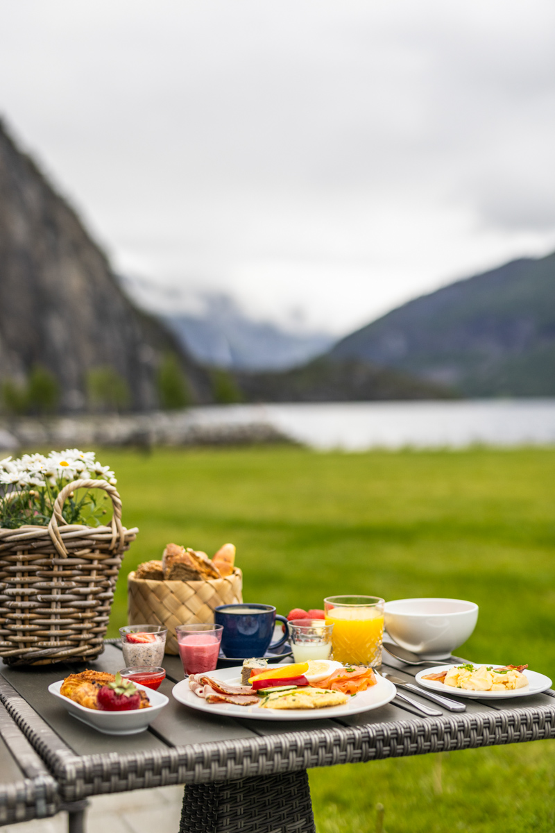 Utendørs frokost med utsikt til fjord og fjell
