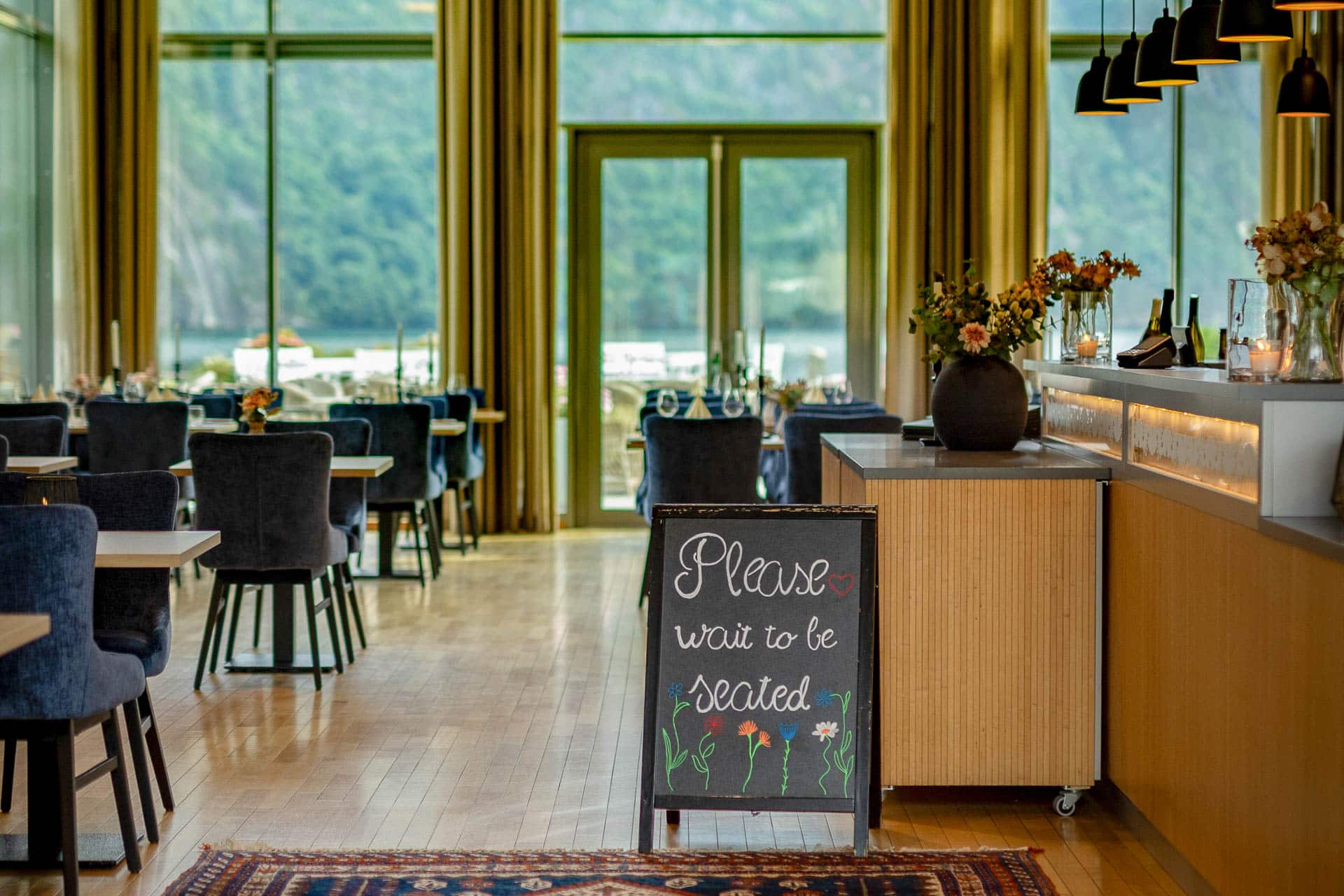 Resepsjon og inngang til restauranten på Valldal Fjordhotell