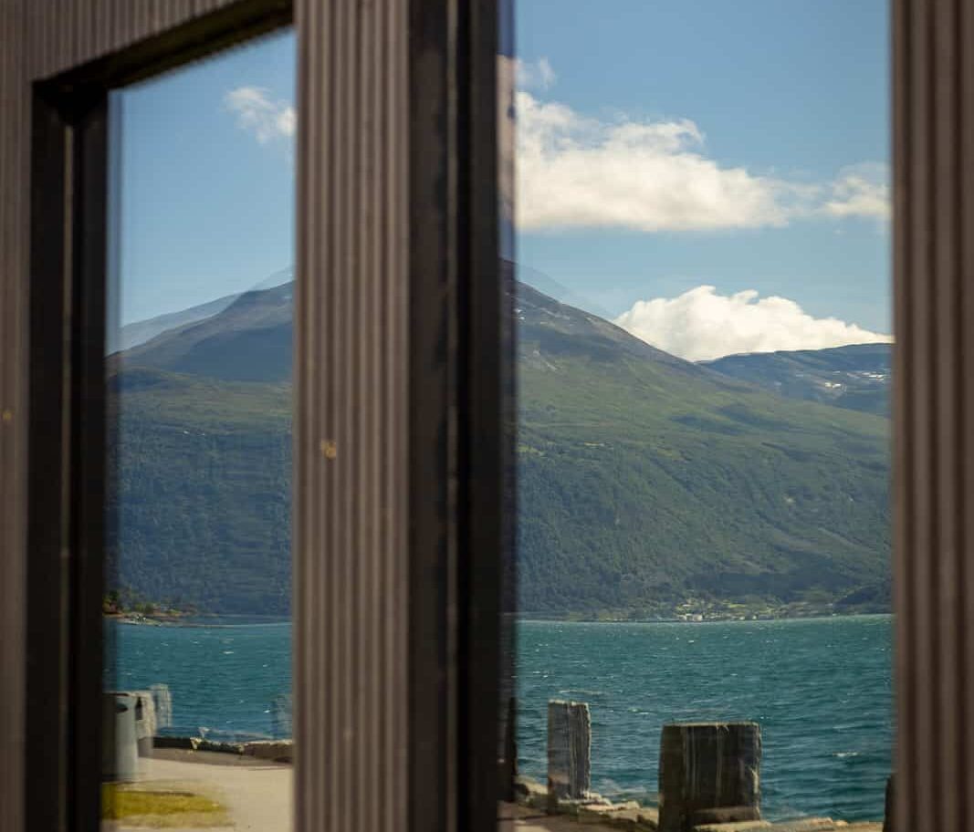 Utsikt fra OPPKOK badstue mot fjorden og fjellene