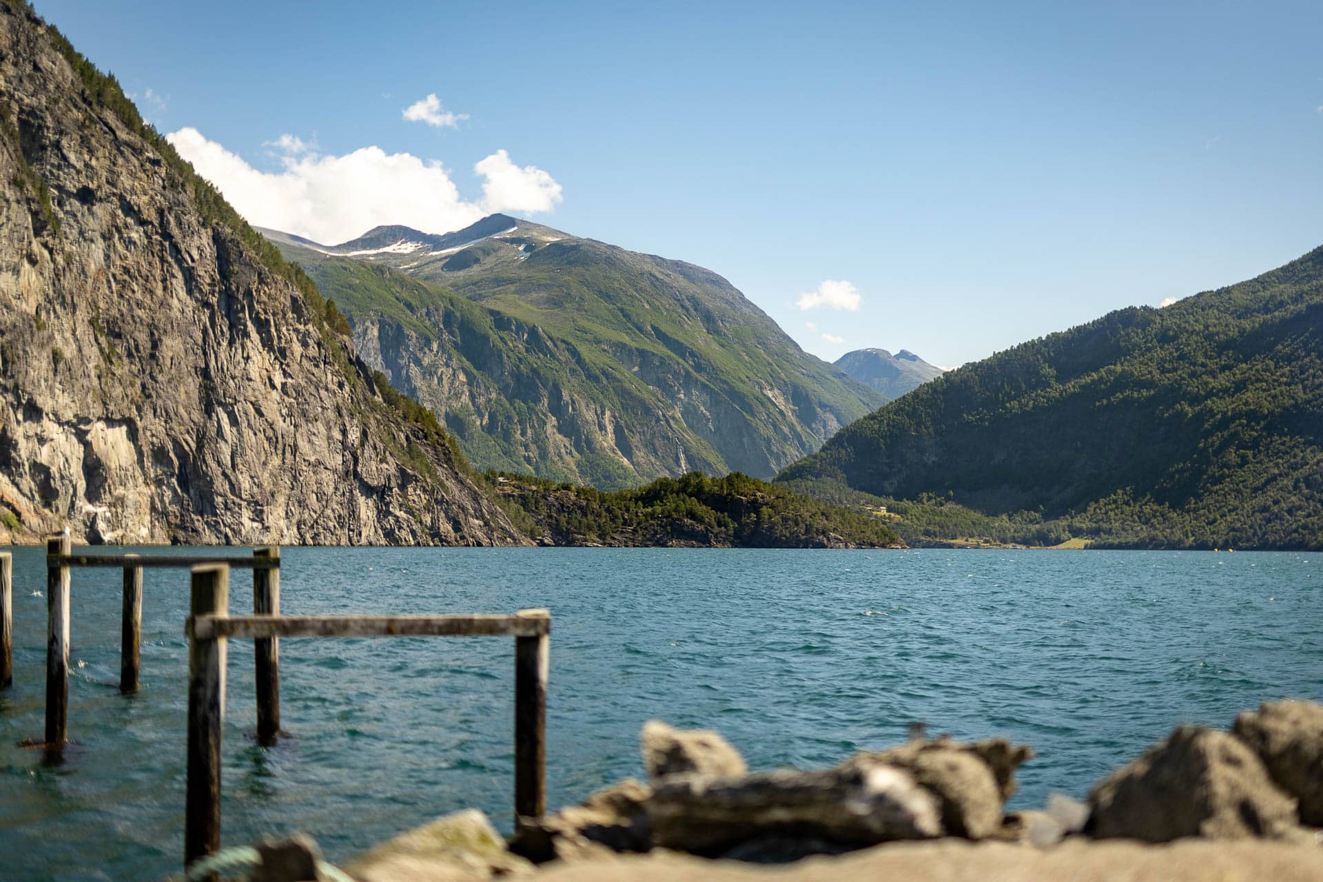 Fjordlandskap med brygge og høye fjell ved Valldal