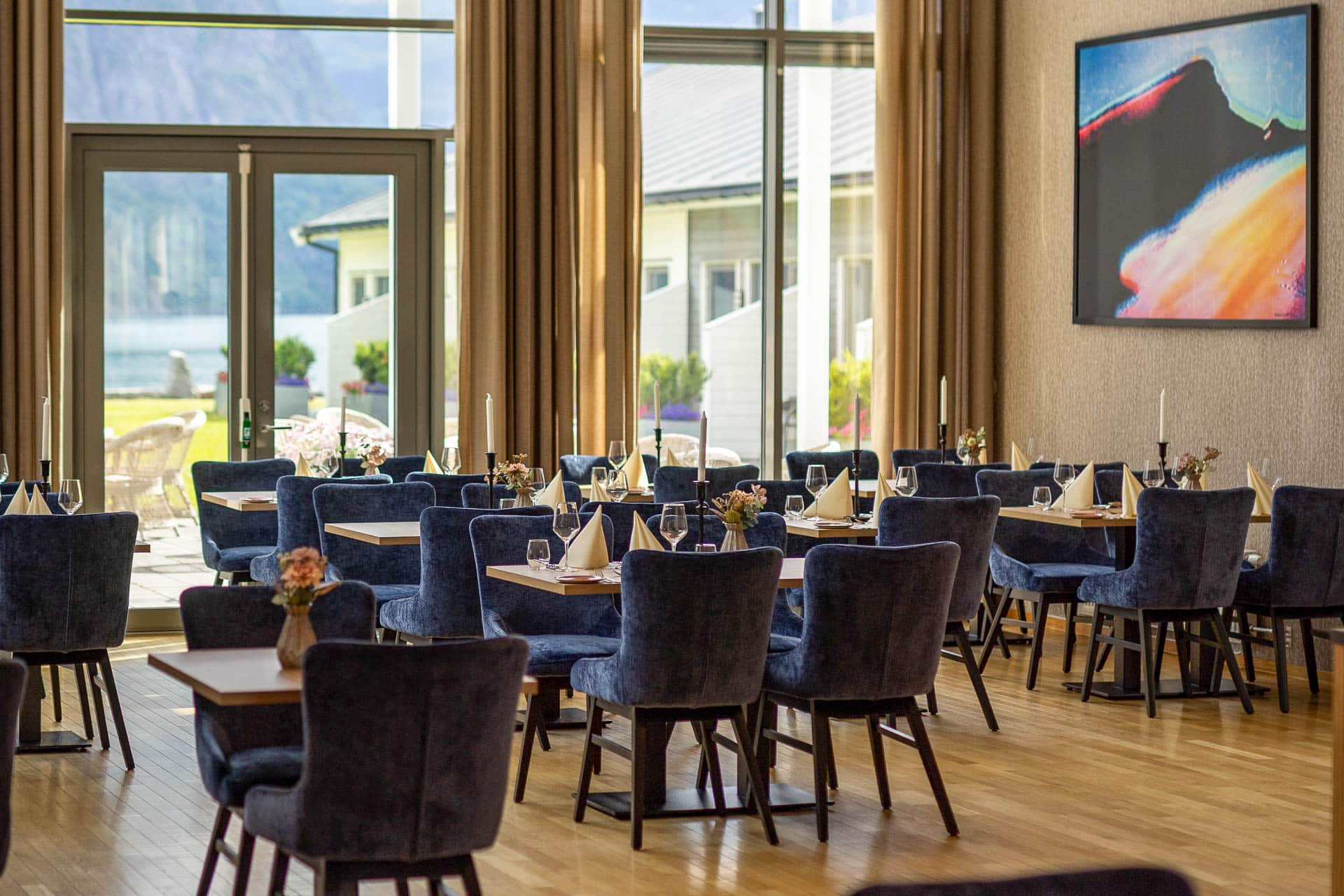 Restaurant Heillag Olav på Valldal Fjordhotell med fjellutsikt
