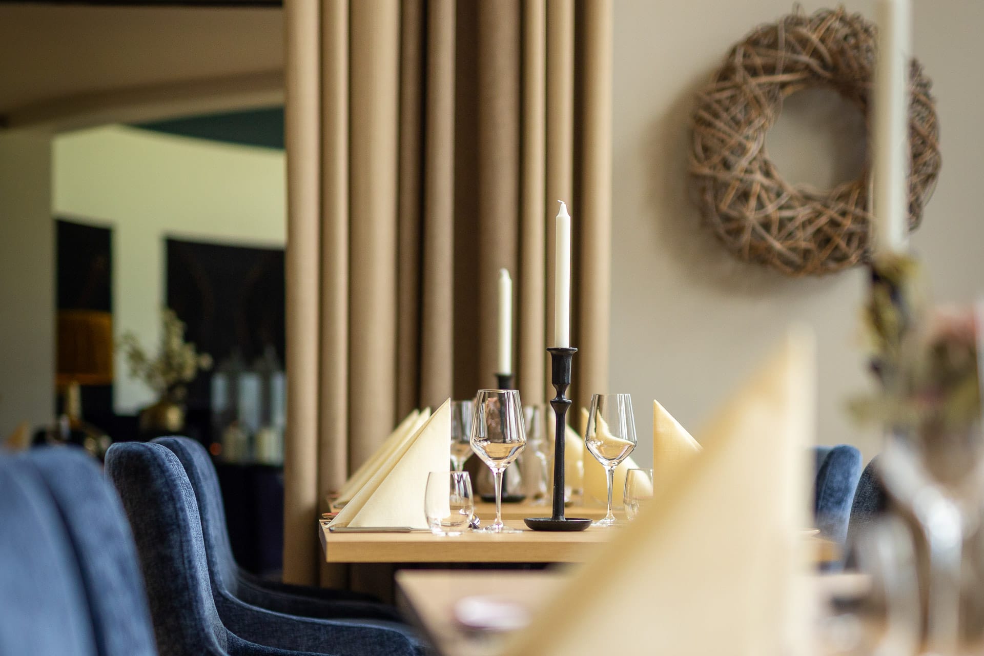 Dekket bord med blå stoler i restauranten på Valldal Fjordhotell