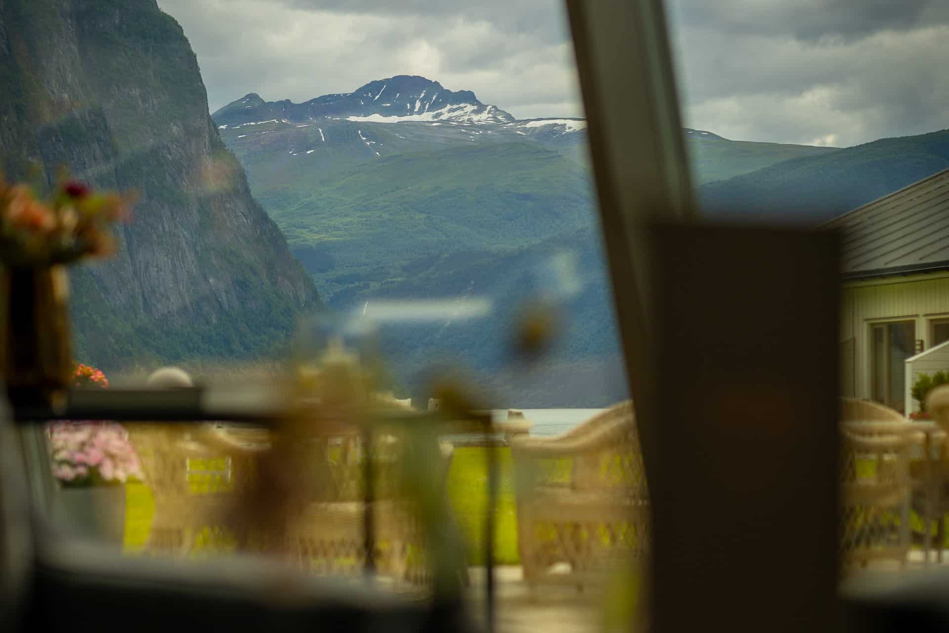 Fjellutsikt gjennom vindu på Valldal Fjordhotell