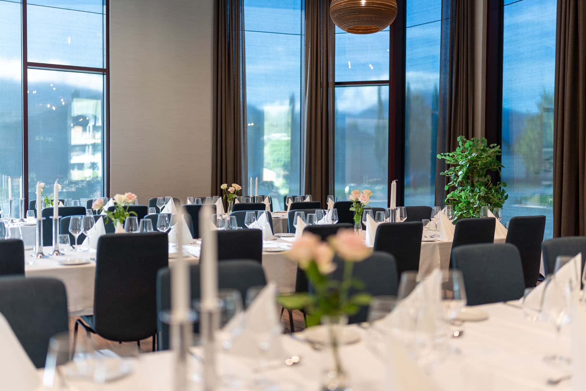 Dekket selskapslokale med store vinduer på Valldal Fjordhotell