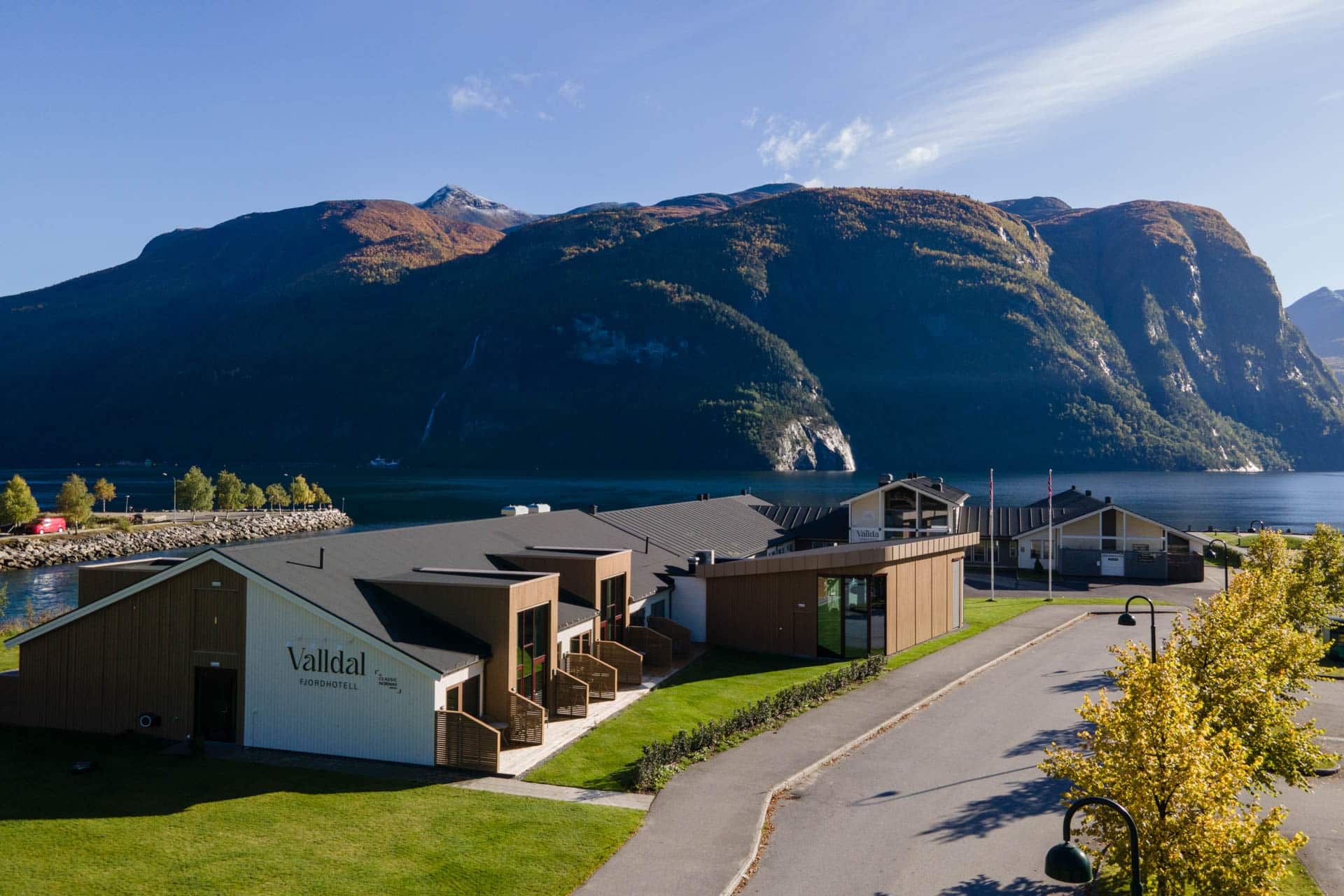 Valldal Fjordhotell med ny hotellfløy og fjellandskap