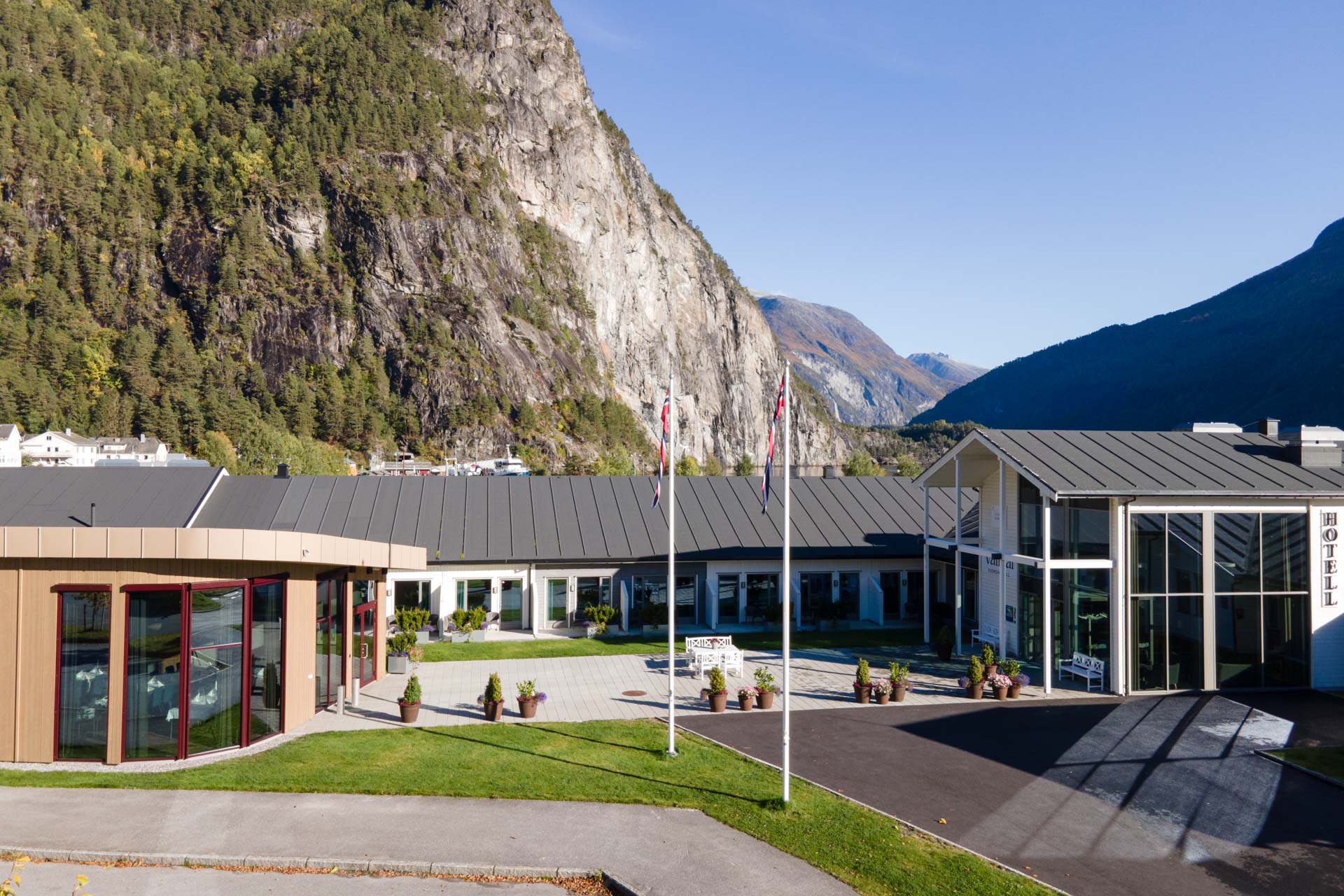 Inngangspartiet ved Valldal Fjordhotell med fjell i bakgrunnen