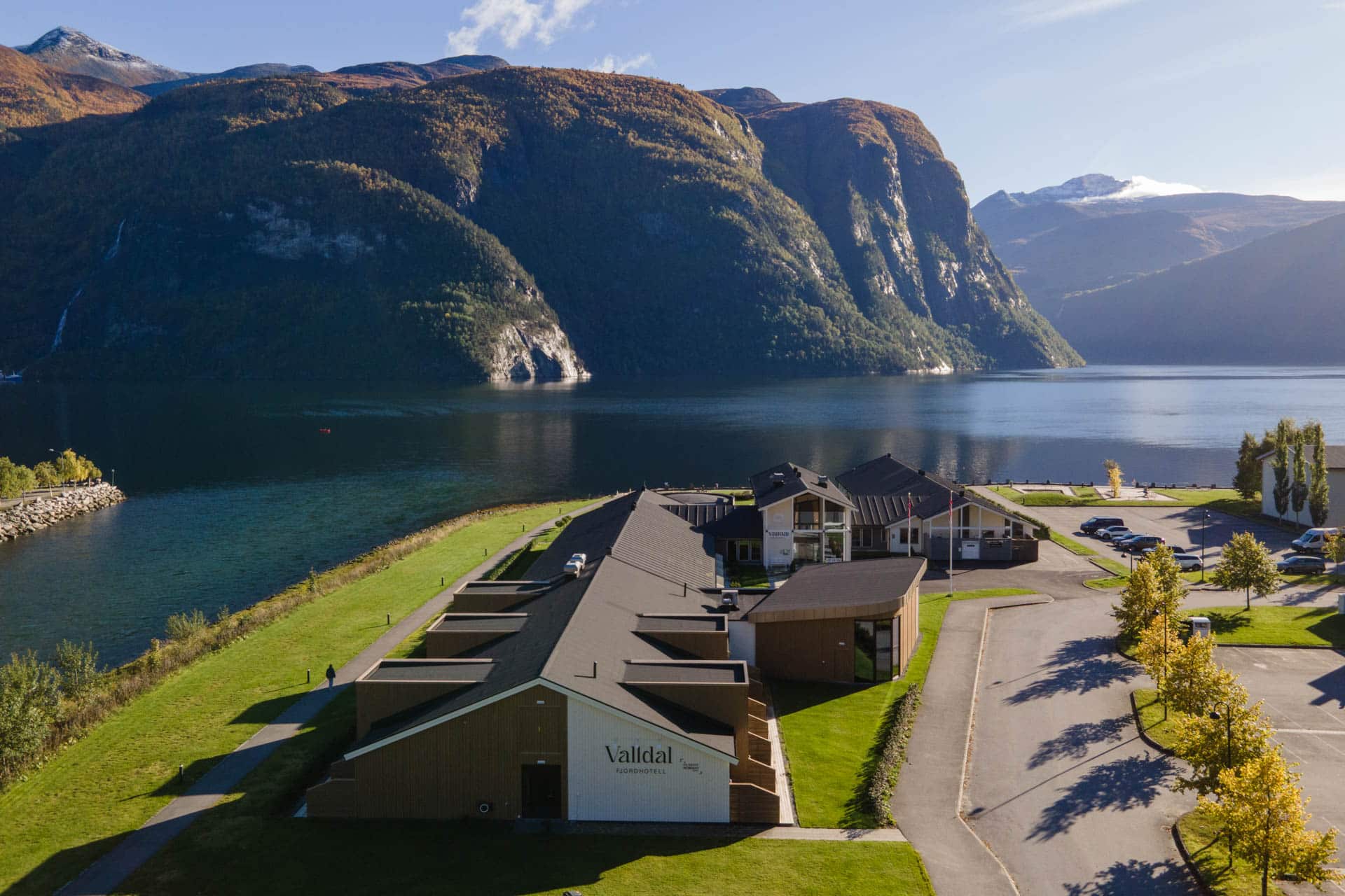 Valldal Fjordhotell med ny hotellfløy ved fjorden og fjellene