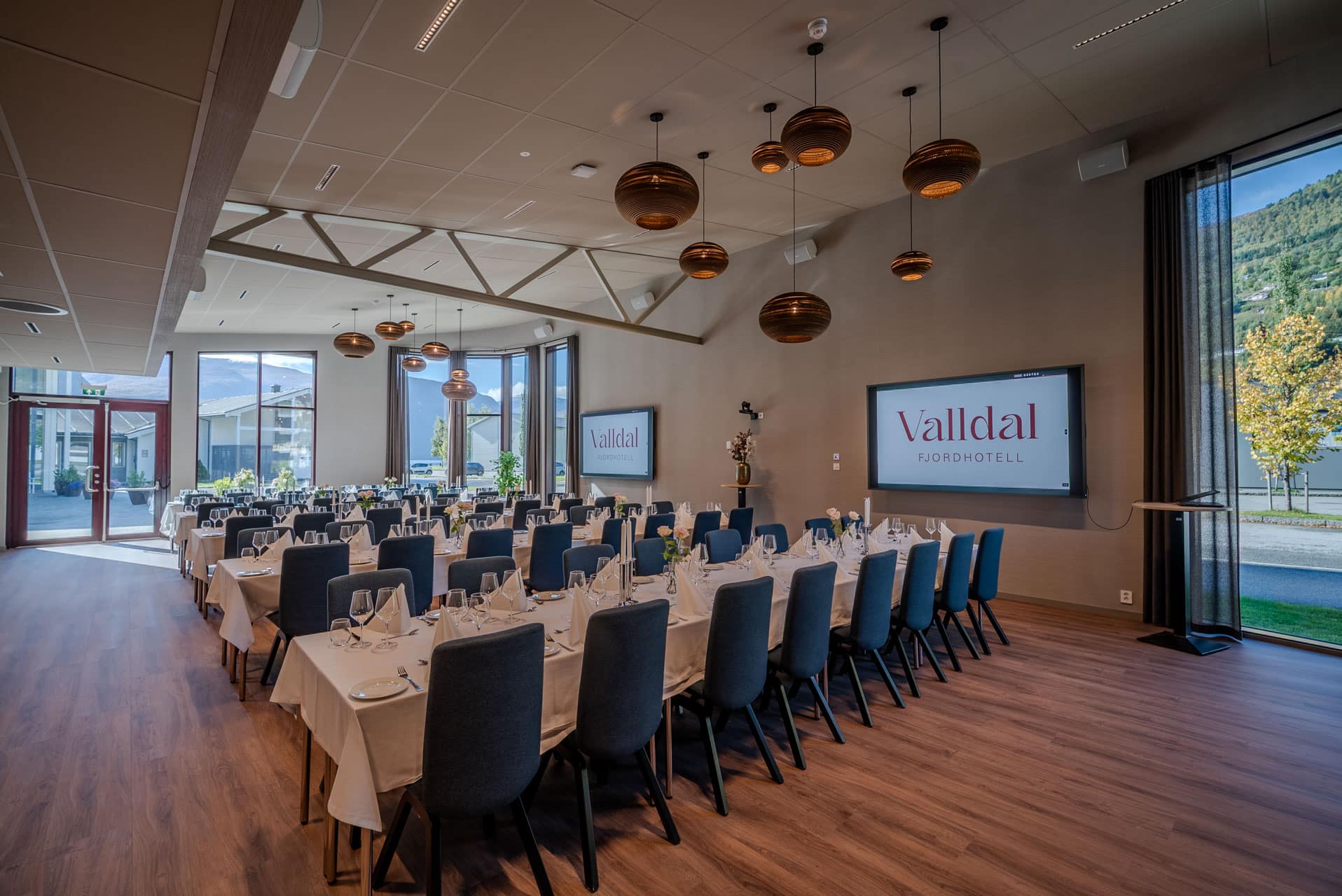 Selskapslokale dekket til firmafest på Valldal Fjordhotell